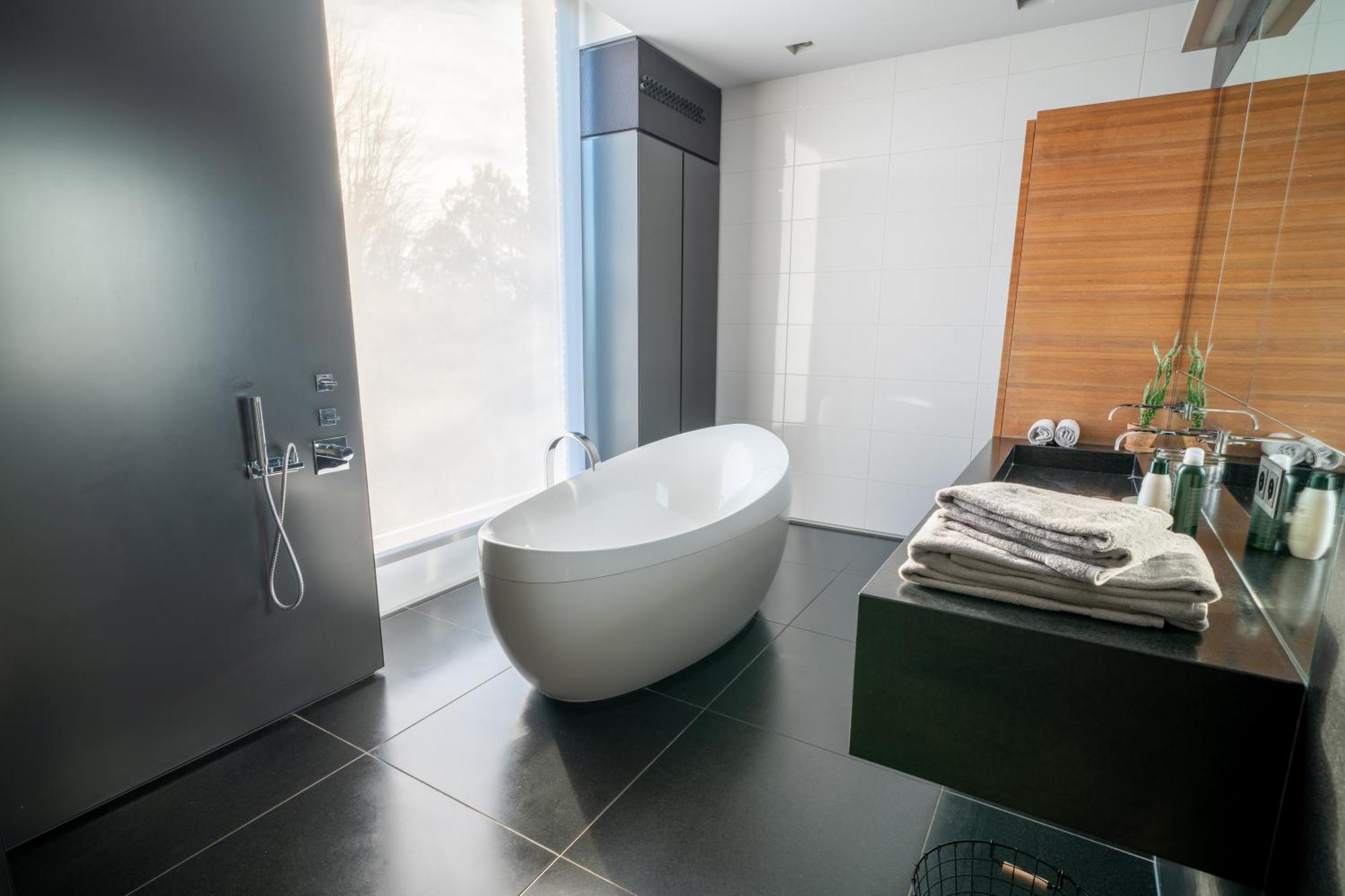Bed & Wellness Boxtel, Luxe Kamer Met Airco En Eigen Badkamer, Ligbad エクステリア 写真